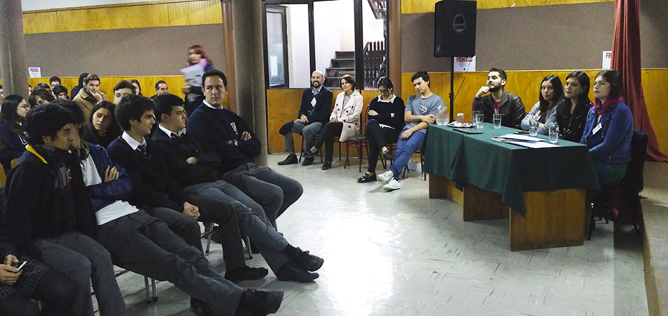 Ex estudiantes conversan con IV° Medios sobre su experiencia universitaria.